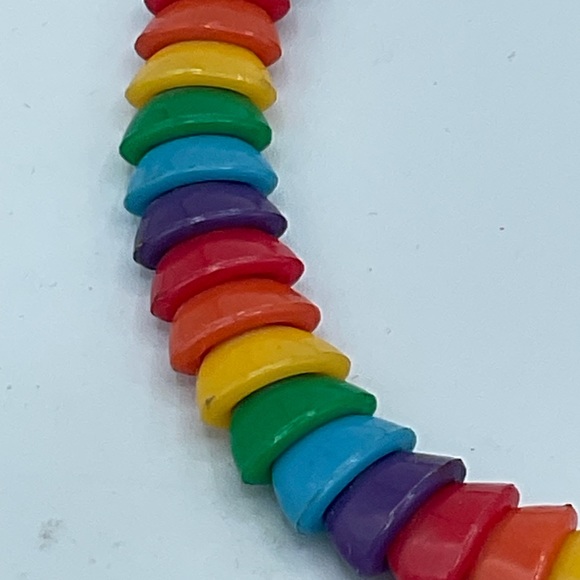 “RAINBOW COLOURED BEAD” VINTAGE PLASTIC CHOKER STYLE NECKLACE. - Picture 6 of 9